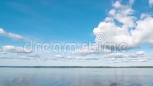 平静的河流景观与白云在晴朗的蓝天时代卧式平底锅视频的预览图