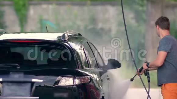 年轻人用清水喷洒汽车视频的预览图