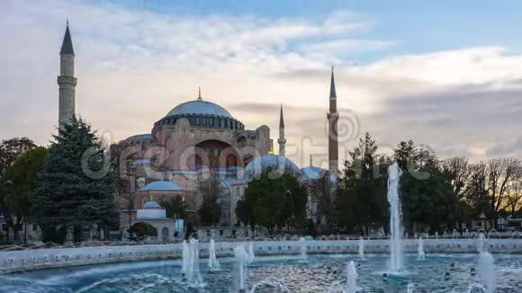 圣索菲亚与伊斯坦布尔天际线时间在伊斯坦布尔城市土耳其视频的预览图