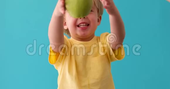 小男孩抱着一个大绿苹果视频的预览图