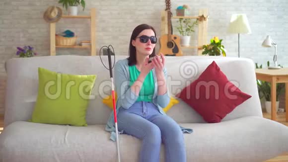 有视力障碍的年轻女子打电话视频的预览图