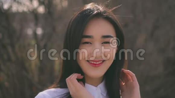 年轻的韩国女学生看着相机笑得很好女人快乐善良视频的预览图