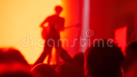 人们用红灯在摇滚音乐会上狂欢和鼓掌视频的预览图