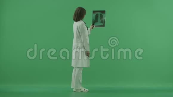 医生站在后面在绿色屏幕上探索x光视频的预览图