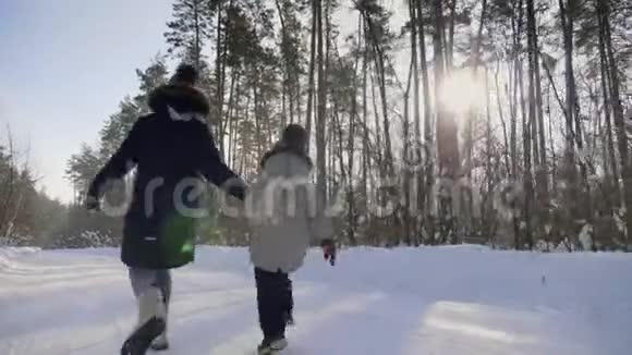 两个小孩在雪道上逃跑后景视频的预览图