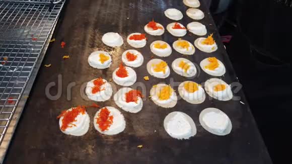 泰国脆饼或KanomBuang泰人称为KanomBuang美味的泰国街头甜点流行的街头食品形式视频的预览图