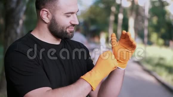 男子在当地公园完成志愿者工作后摘下橡胶手套视频的预览图