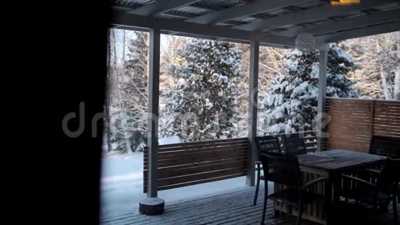 白雪覆盖的乡间小屋露台视频的预览图