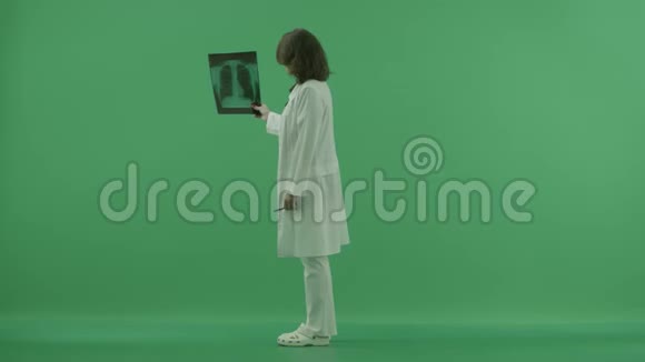医生站在后面探索X光X光位于她的左边然后用一个视频的预览图