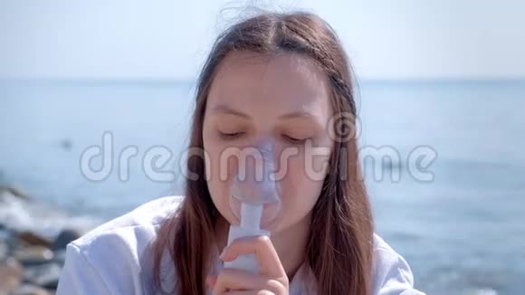 女性使用雾化吸入面罩在海滨疗养院治疗的肖像视频的预览图