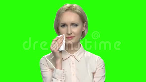 女人用手帕擦眼泪视频的预览图