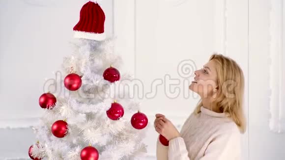 新年快乐为新年和圣诞节做准备快乐美丽的女人装饰圣诞树视频的预览图