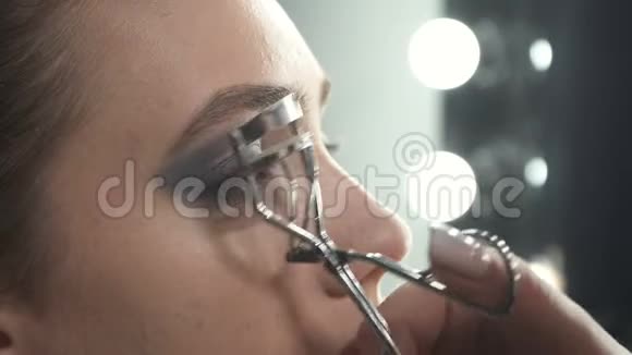 用睫毛卷发器拍摄Visagist视频的预览图