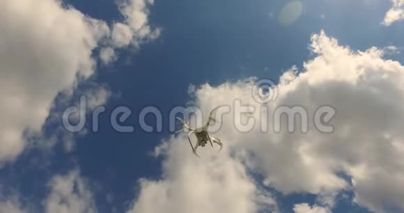 无人机在天空中飞翔从下往上看视频的预览图