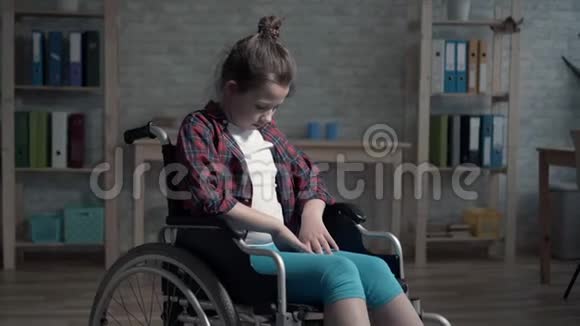 房间里一个残疾的孩子孤独沮丧和悲伤视频的预览图