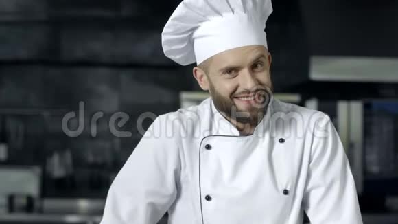 快乐厨师在商业厨房做好手势厨师在厨房摆姿势视频的预览图