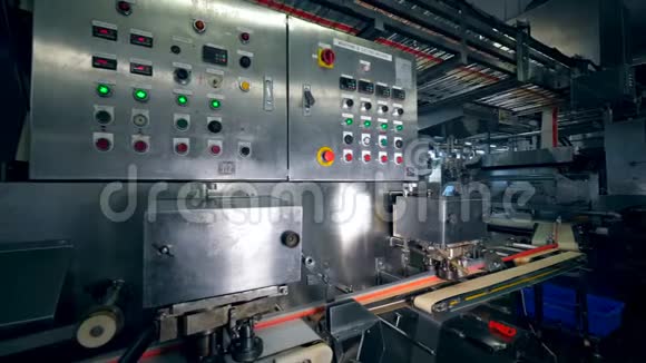食品工厂机器有按钮在工作视频的预览图