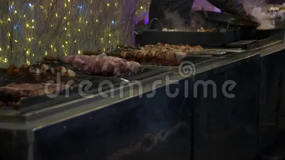 街头美食肉烧烤视频的预览图