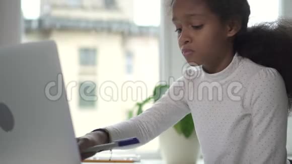 混血成年少女在做作业视频的预览图