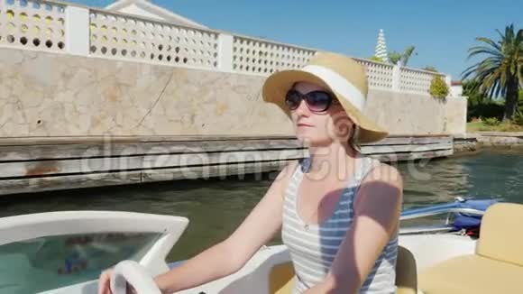 在欧洲度假的年轻女子在西班牙埃姆普里布拉瓦海峡的船上漂浮视频的预览图