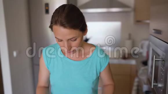女人做鳄梨烤面包全麦面包上加切碎的鳄梨视频的预览图