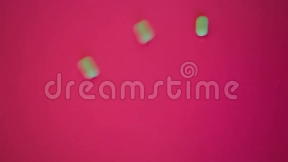 抗生素丸粉红纸背景视频的预览图