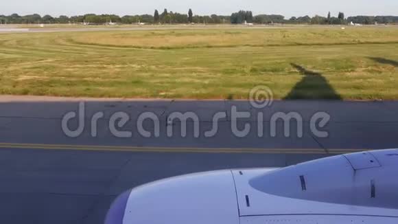 飞机起飞影子机场4k视频的预览图
