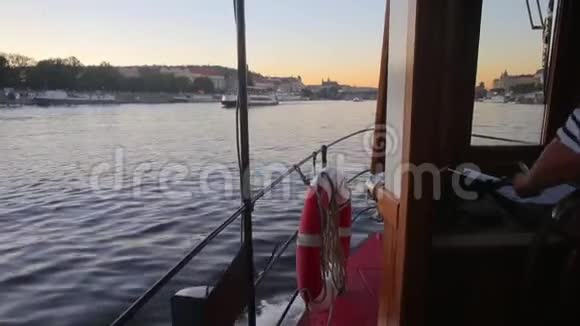 日落时船浮在河上视频的预览图