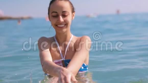 快乐快乐快乐年轻美丽的女孩在夏天在海里游泳和飞溅视频的预览图