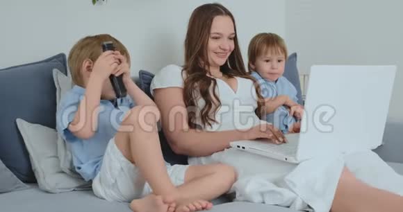 妈妈带着孩子玩手提电脑视频的预览图