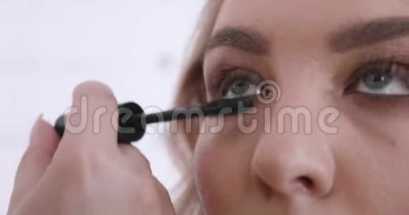 化妆师用眼睫毛刷手工制作的极端特写镜头视频的预览图