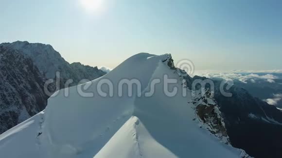 在阳光明媚的日子里欧洲阿尔卑斯山的雪山空中景观视频的预览图