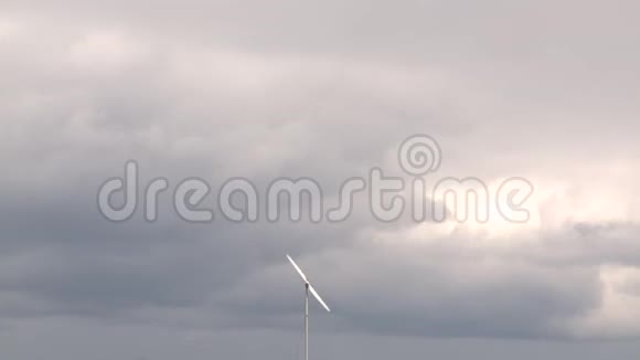 小型风力涡轮机在多云的天空中发电静态射击视频的预览图