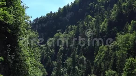 塔特拉山的河流交通景观视频的预览图