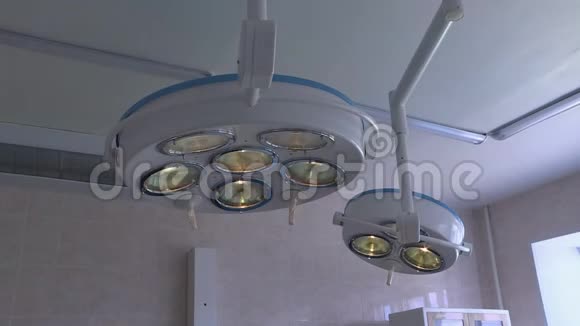 医院手术室医疗明亮灯视频的预览图