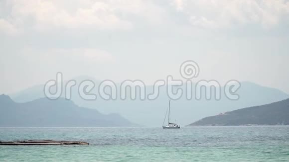 一艘帆船在希腊的艾吉纳的蓝天下航行欧洲的暑假视频的预览图