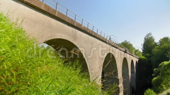 废弃的铁路桥孤独的人夏天要去一座废弃的铁路桥全速射击视频的预览图