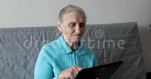 老妇人和平板电脑视频的预览图