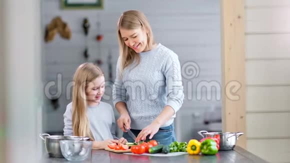 妈妈和女孩正在用有机蔬菜做沙拉视频的预览图