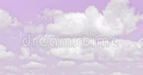 在紫色的天空中漂移的云视频的预览图
