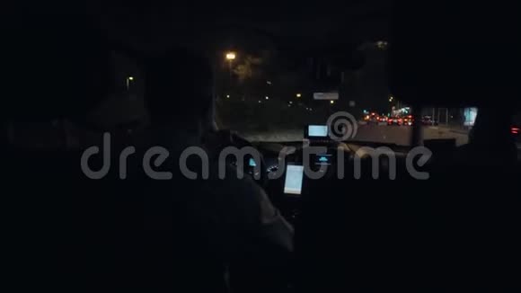 晚上乘出租车上下班视频的预览图