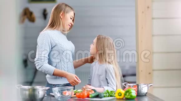 年轻的母亲正在教女儿如何做健康的食物视频的预览图