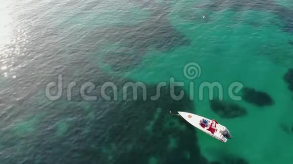 鸟瞰透明蓝海和孤舟视频的预览图