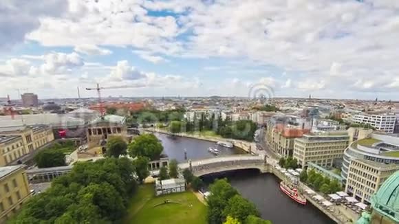 德国柏林市和斯普里河的空中天际线景观视频的预览图