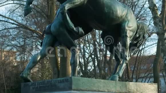 德国柏林Kleistpark公共公园的驯马师猛击视频的预览图