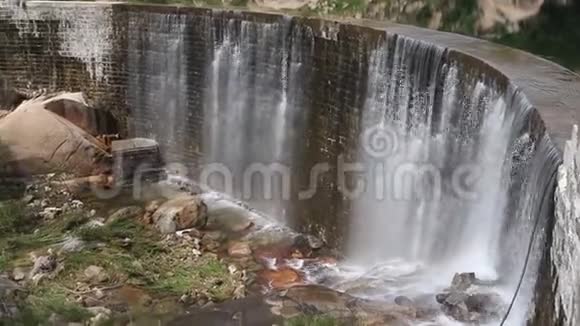 大坝和瀑布视频的预览图