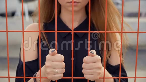 沮丧的女孩把她的手放在网格上击剑视频的预览图