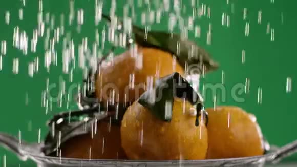 橘子是一个滑梯水是从上面倒下来的个人掉下来然后在视频的中间视频的预览图