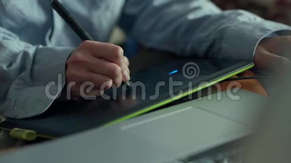 用钢笔平板电脑和笔记本电脑做特写在家工作的女性自由职业者退休人员视频的预览图