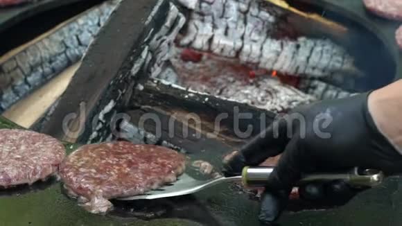户外餐厅用铁圆烤架煎碎的肉慢镜头视频的预览图
